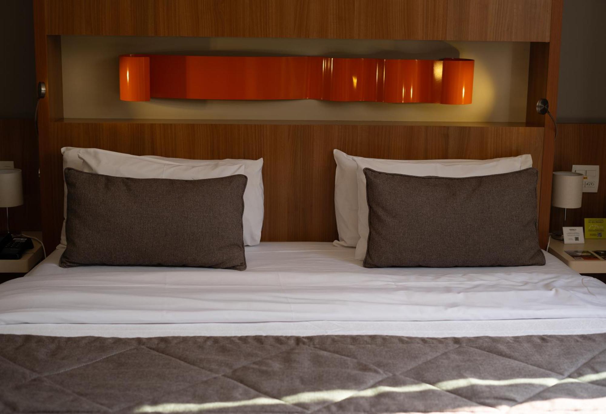 Jade Hotel Brasilia Esterno foto A bed with two cushions