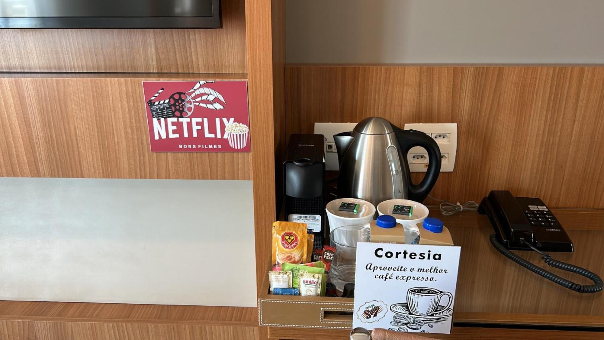 Jade Hotel Brasilia Esterno foto A Netflix sticker in a hotel room